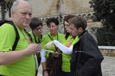 The teams plan the first steps of the paparazzi challenge in Italy