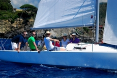 Die Teilnehmer des Incentives genießen die entspannte Segeltour in Italien