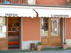 A bakery in Varese Ligure with delicious 
